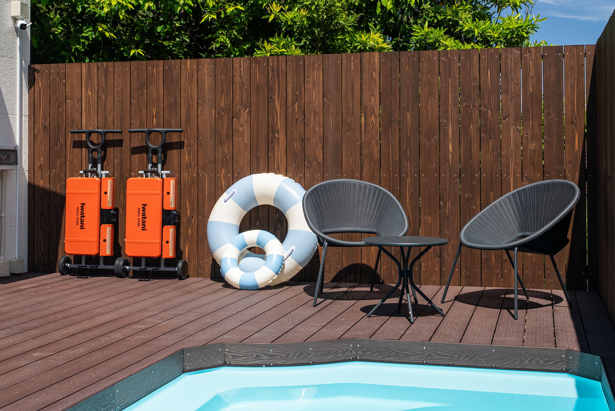 テラスにはチェア、浮き輪等を用意