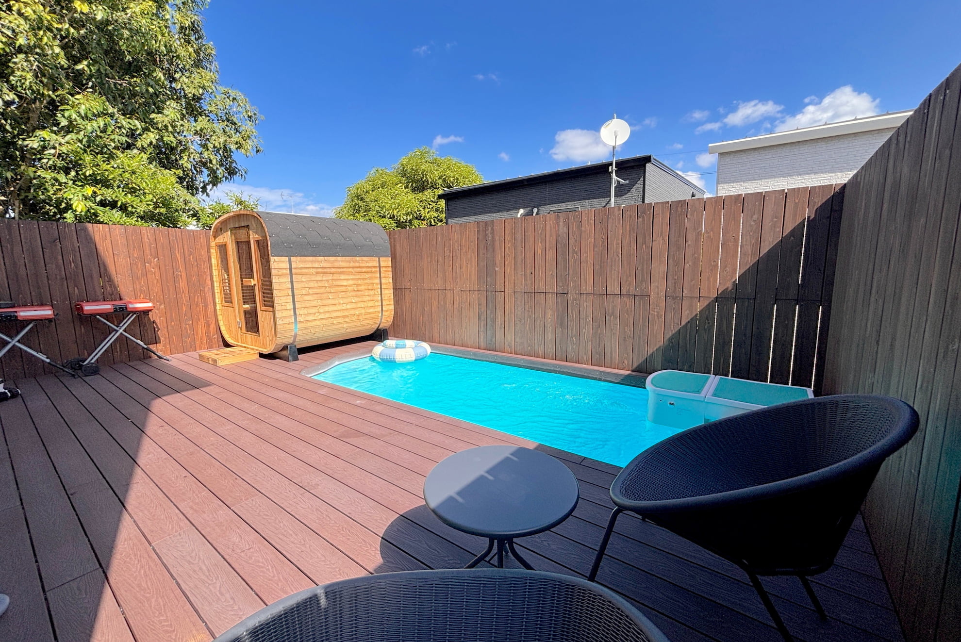 外からの視線を遮るフェンスによるプライベート空間